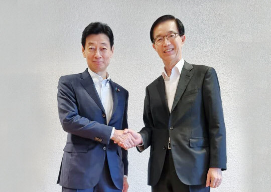방문규 산업통상자원부 장관(우측)은 2일 일본 오사카에서 '제17회 산업통상자원부-경제산업성 축구 교류전'참관에 앞서 니시무라 야스토시일본 경제산업성 대신과 오찬 형식의 간담회를 갖고 한-일 양국 간 산업, 통상, 에너지 협력 방안에 대해 의견을 교환했다. <산업부 제공>
